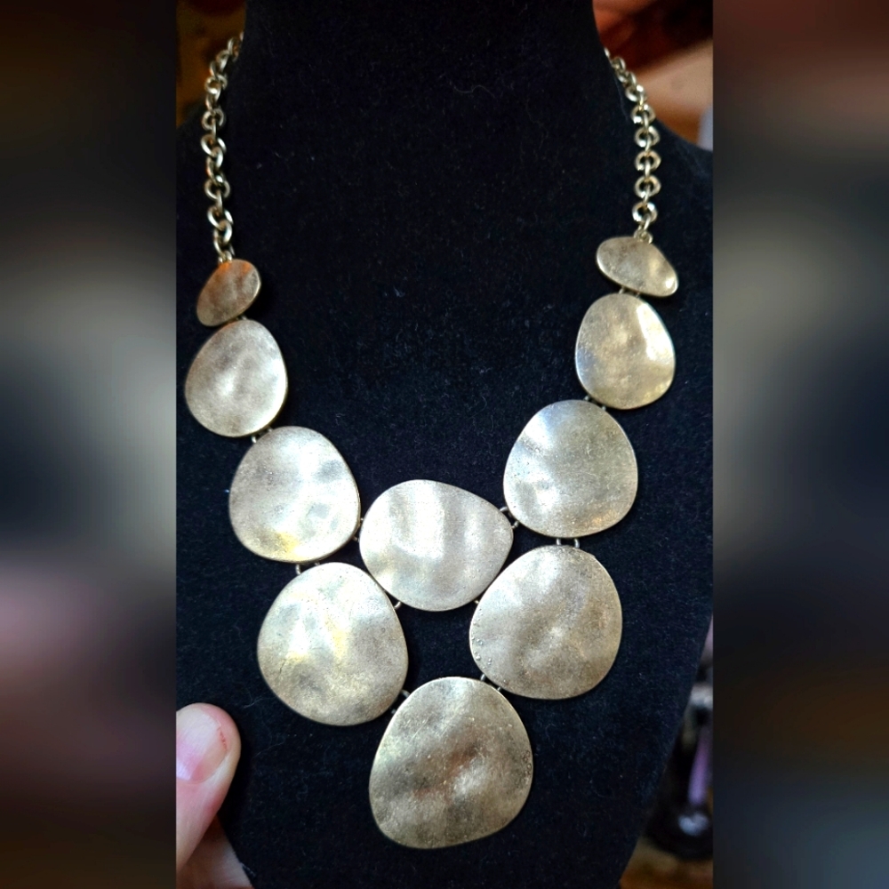 Chic Gold Statement Necklace - Picture 1 of 5